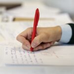 Écrire pour guérir : la place de la littérature dans la santé mentale des adolescents